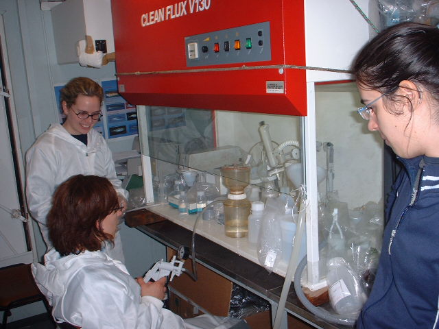 trattamento di campioni di acqua di mare in nave sotto cappa a flusso laminare (Mare Adriatico)